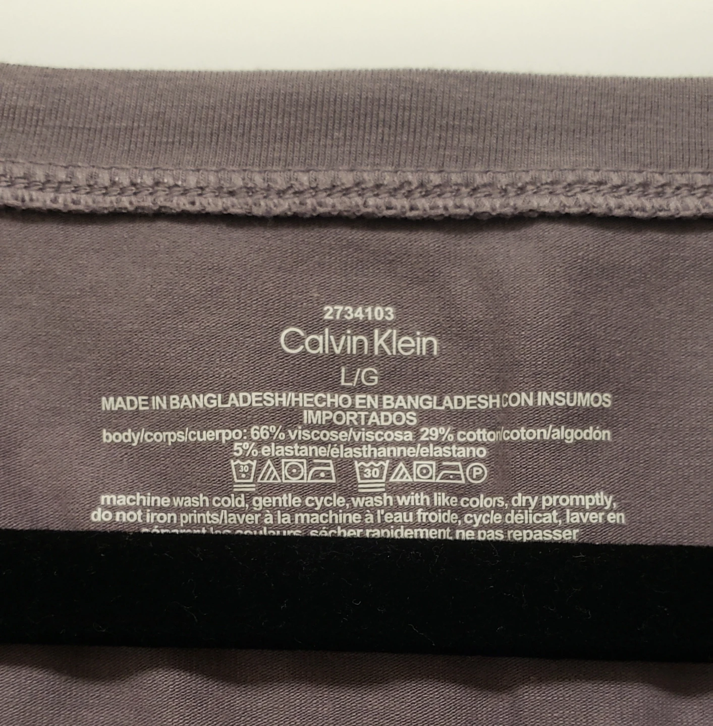 Brand new Calvin Klein V-Neck T-Shirt L/G - photo 3