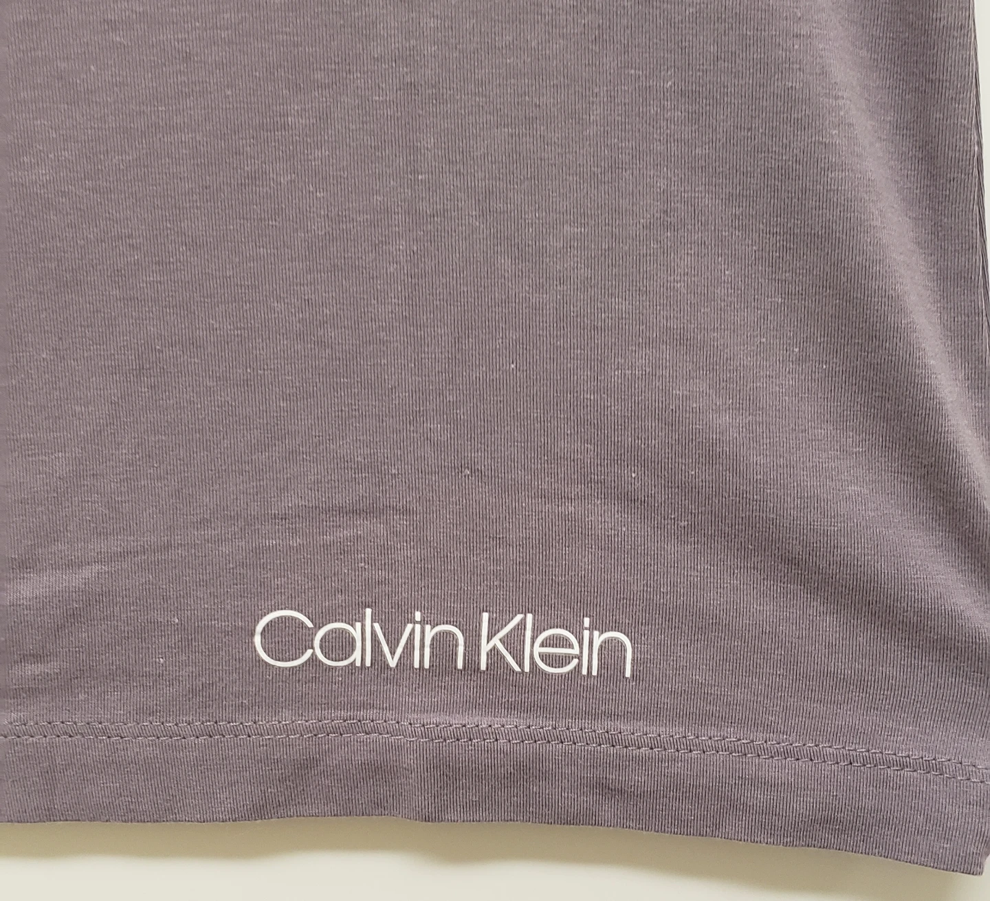 Brand new Calvin Klein V-Neck T-Shirt L/G - photo 4