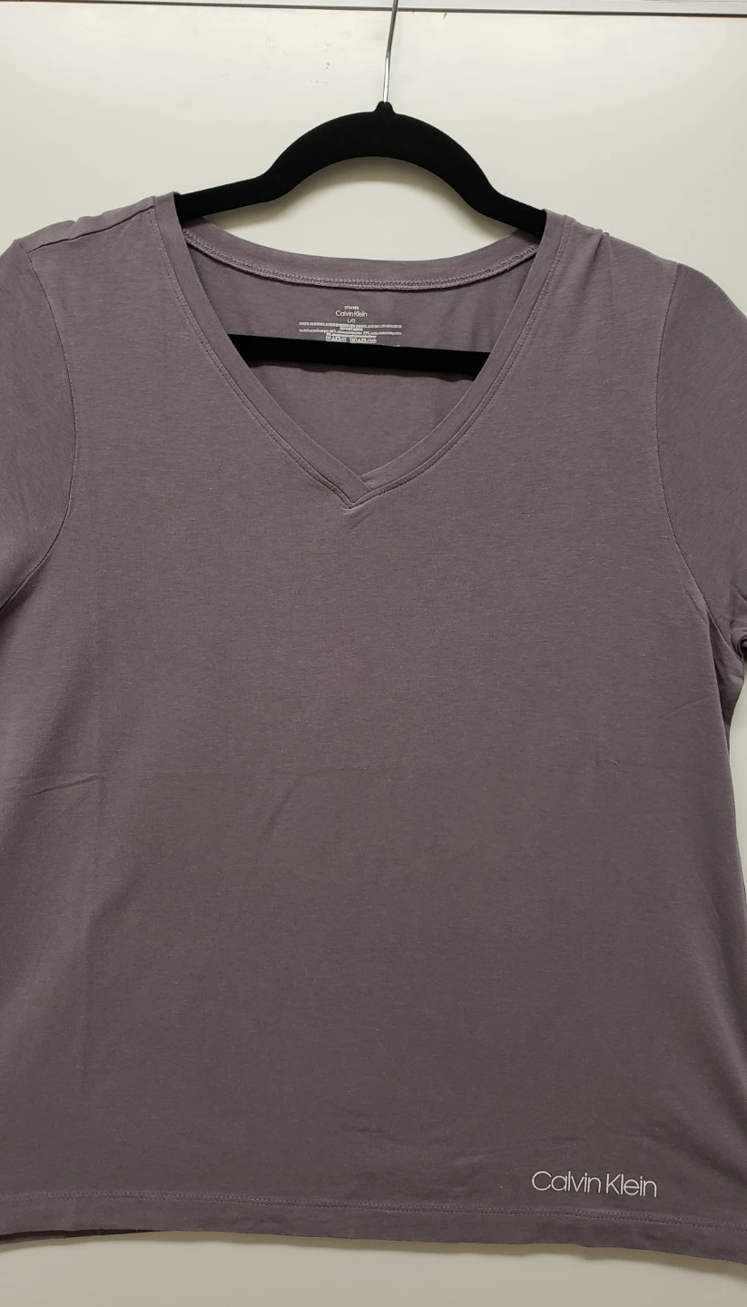 Brand new Calvin Klein V-Neck T-Shirt L/G - photo 5