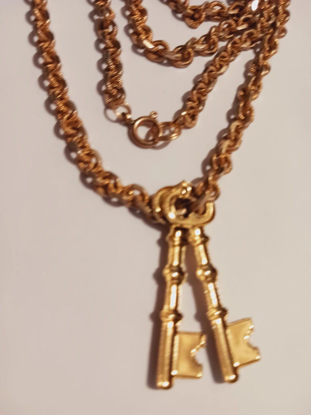 Cute Gold Tone Double Key Pendant Necklace - photo 4