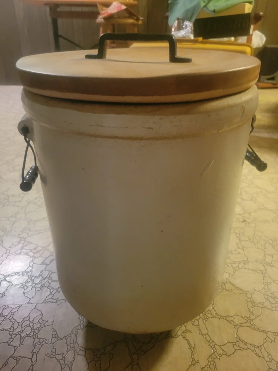 UHL Pottery Co. "8" Crock with Wooden Lid - photo 2