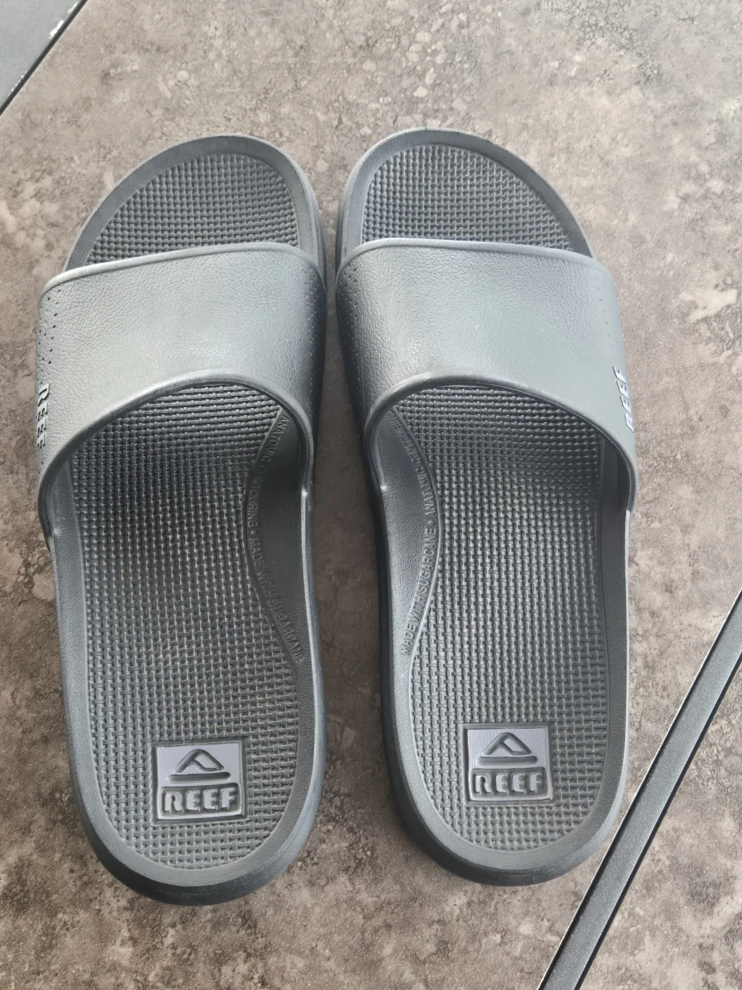 Men's Black Oasis Reef Slides. Size 13.