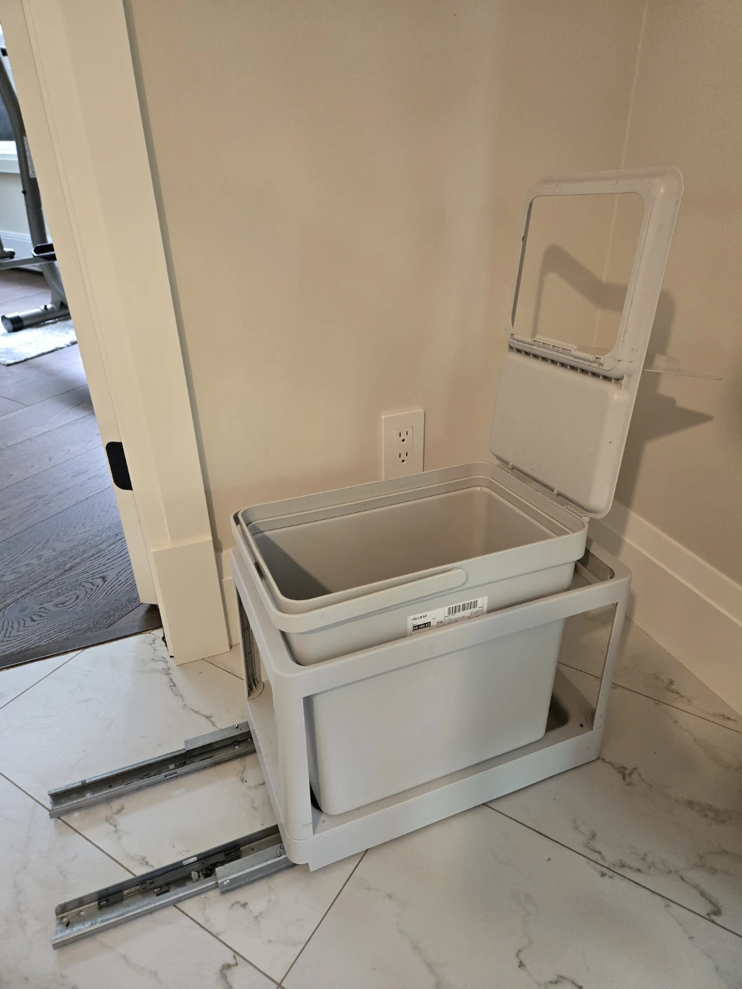 Pull-out Kitchen Trash Bin with Lid