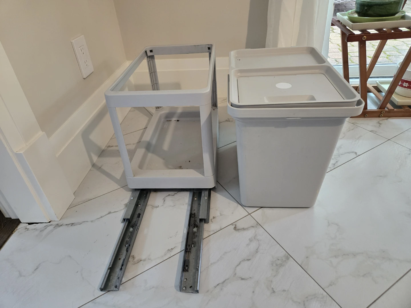 Pull-out Kitchen Trash Bin with Lid - photo 3