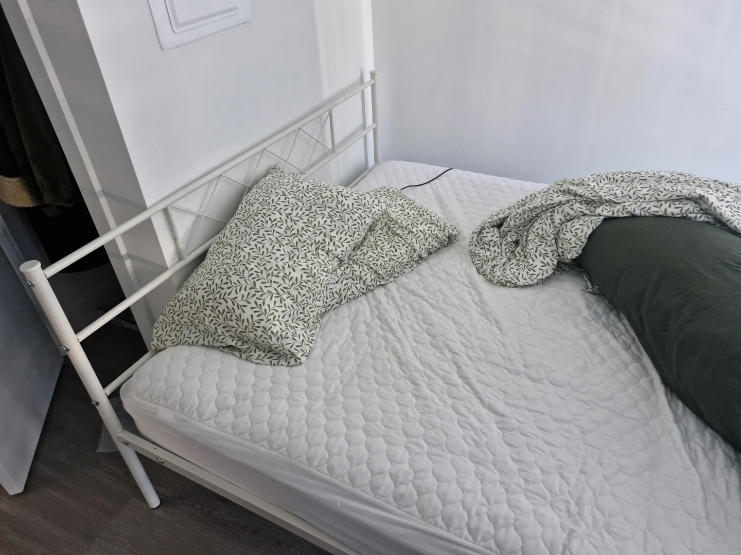 Yaheetech Queen Metal Platform Bed Frame - White - photo 3