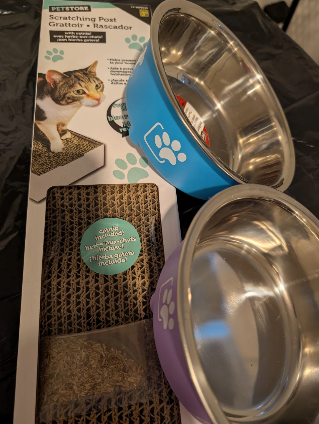 Petstore Scratching Post & 2 Pet Bowls