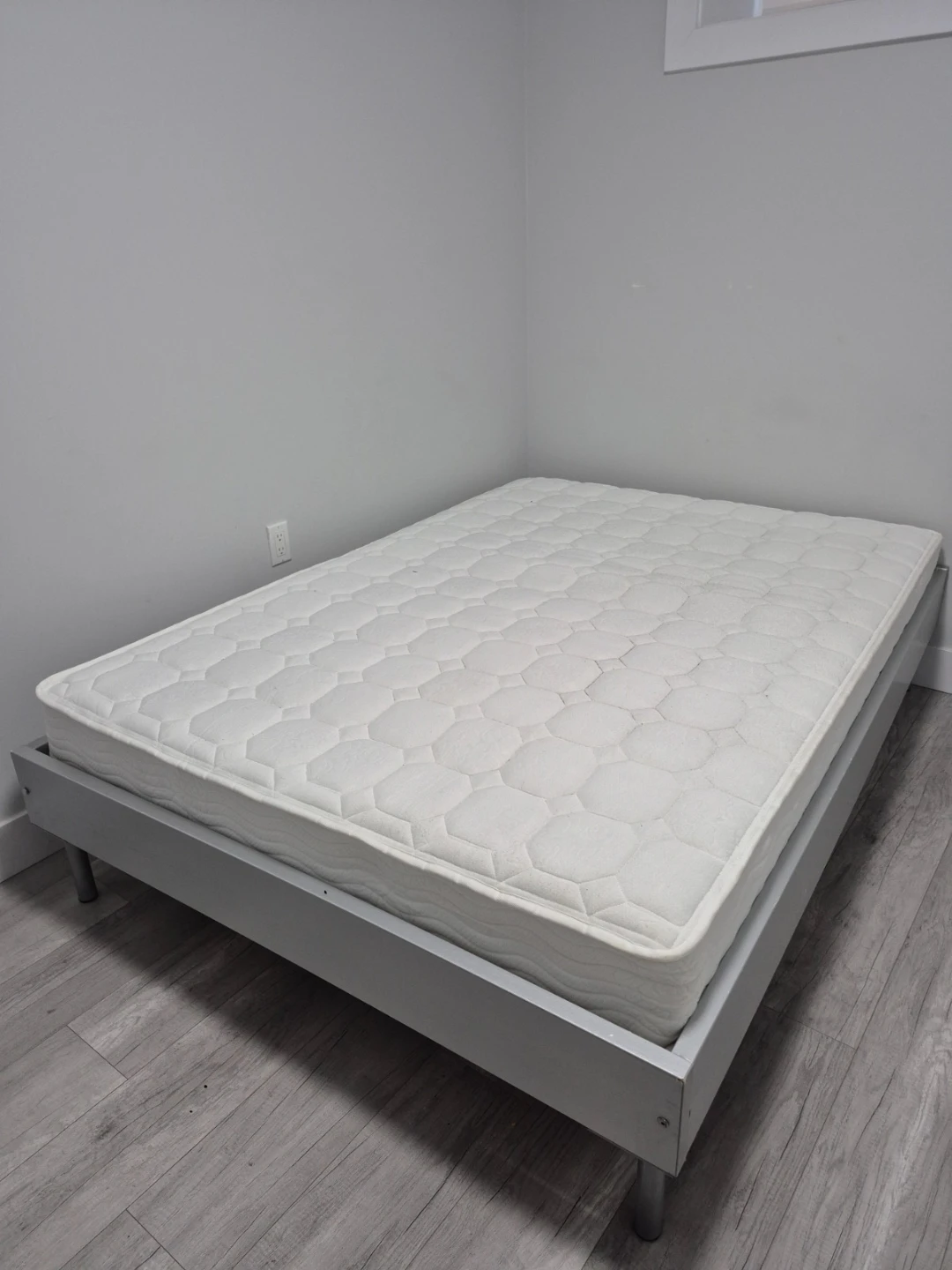 ⚽ full size mattress w/frame