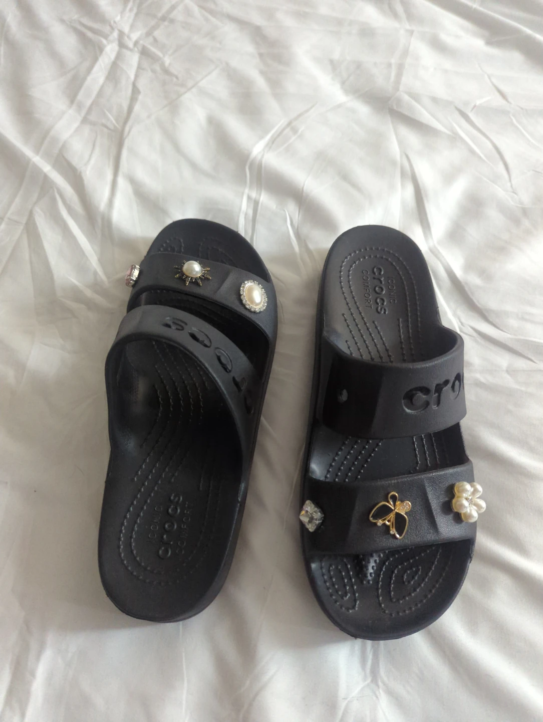 Black Crocs slides with charms - photo 2