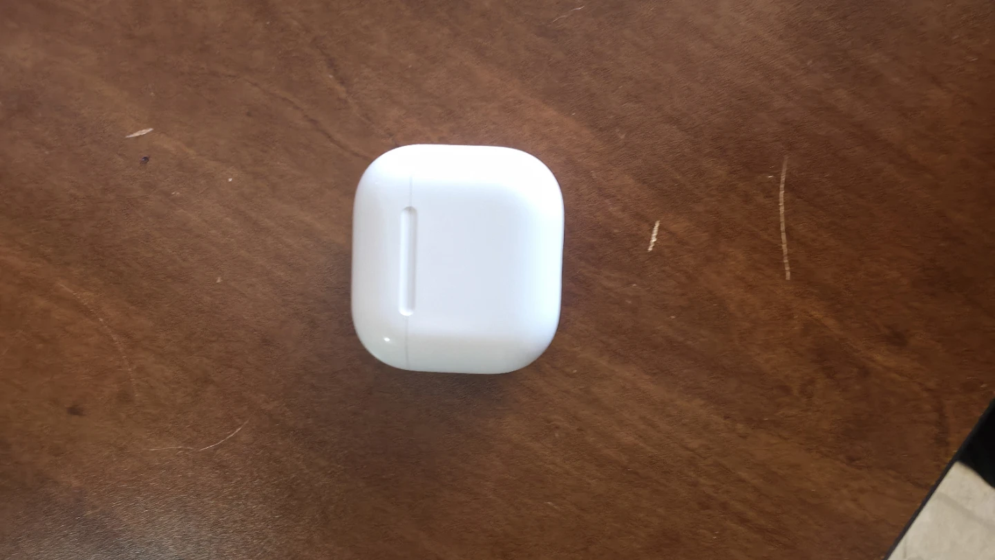 Apple AirPods (4nd Generation) with case