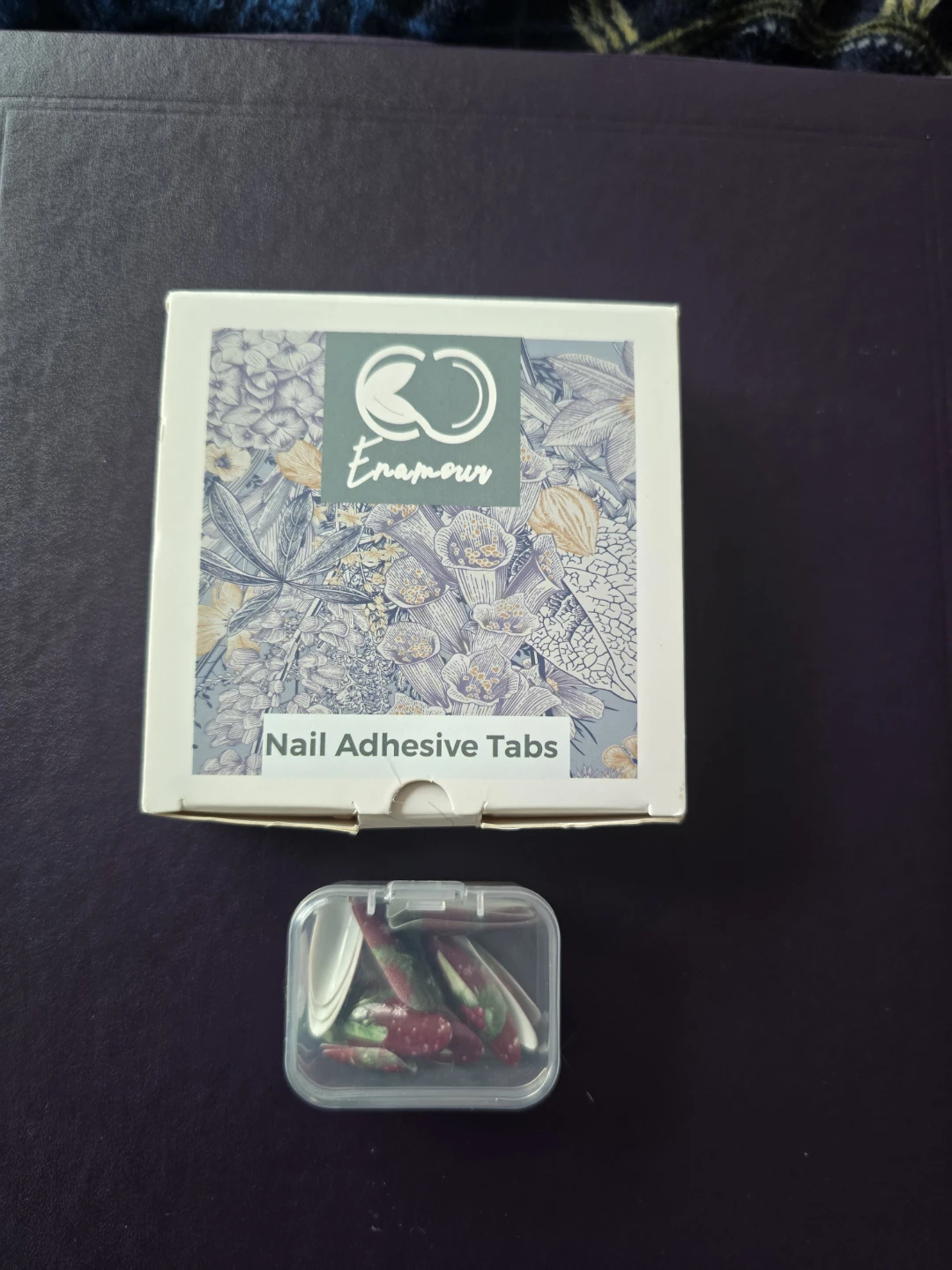 Enamour Nail Adhesive Tabs & Press-On Nails Set