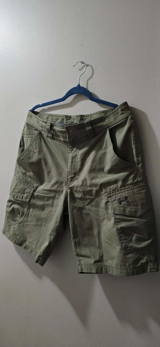 Under Armour Loose Fit Cargo Shorts - Size 32
