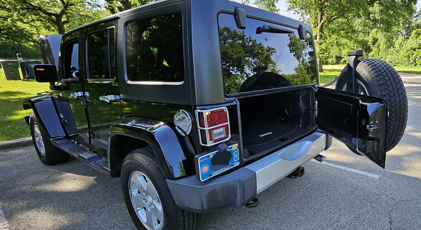 Black Jeep Wrangler 4-Door 2011 apple carplay android auto