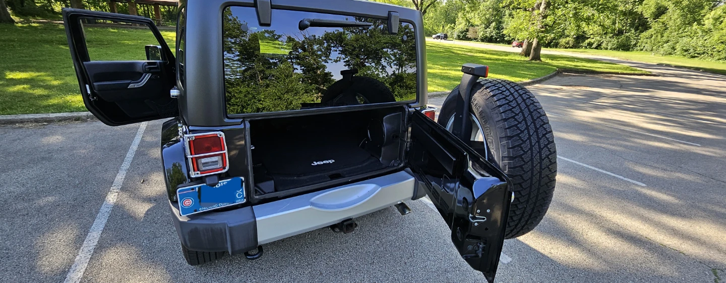 Black Jeep Wrangler 4-Door 2011 apple carplay android auto - photo 5