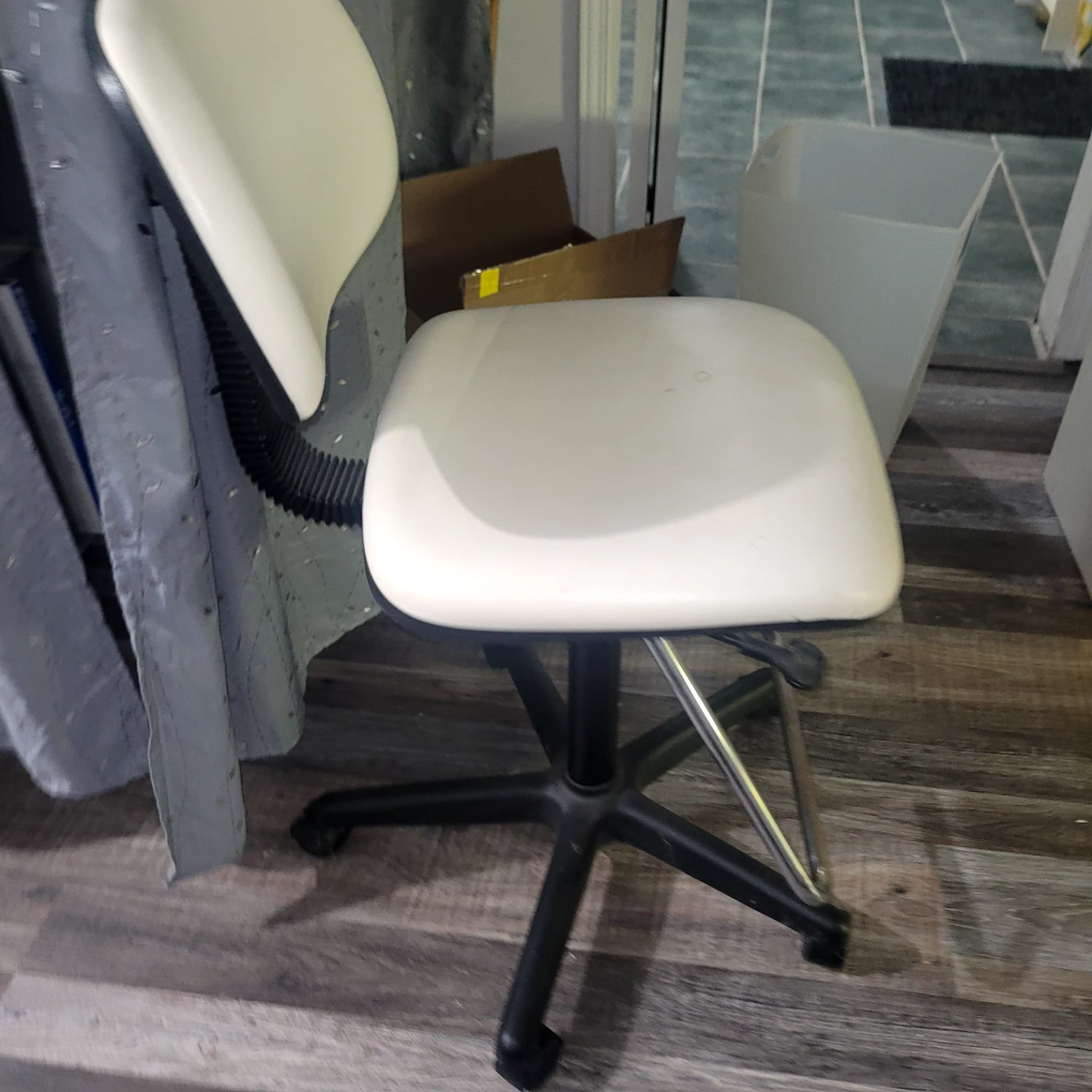 White Swivel Manicure or Office Chair - photo 3
