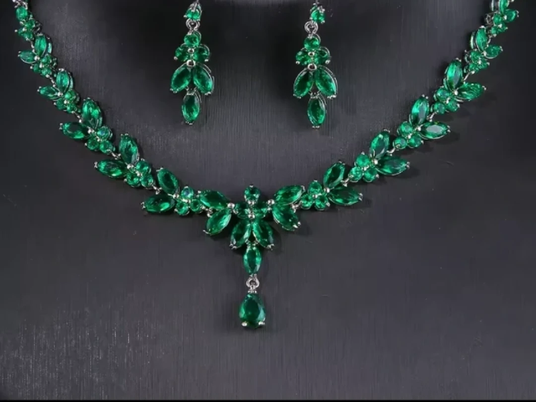BRAND NEW Emerald Green Crystal Necklace and Earrings Set