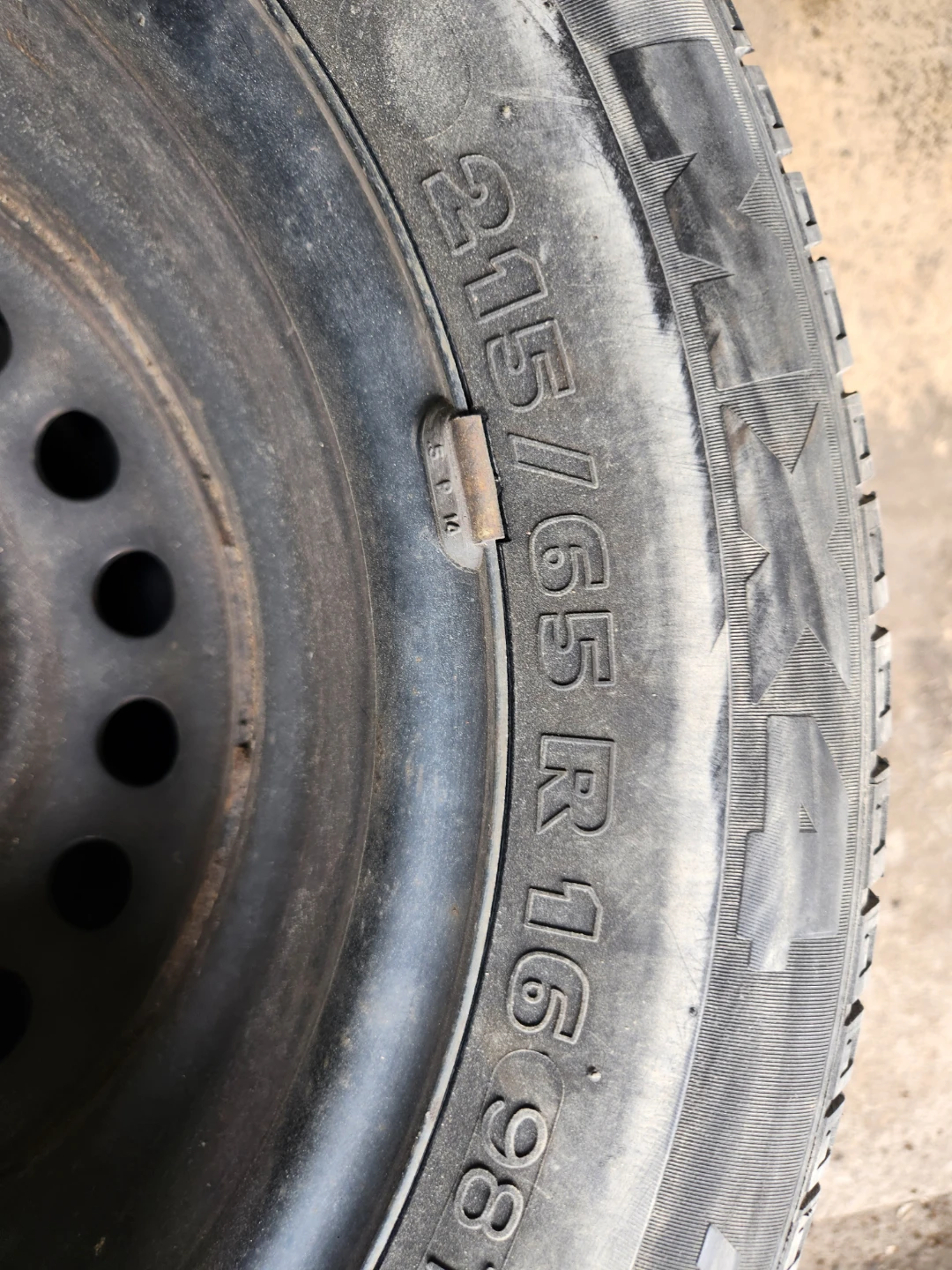 Michelin Tire with Rim - 215/65 R 16. 4 USED TIRES & RIMS - photo 3