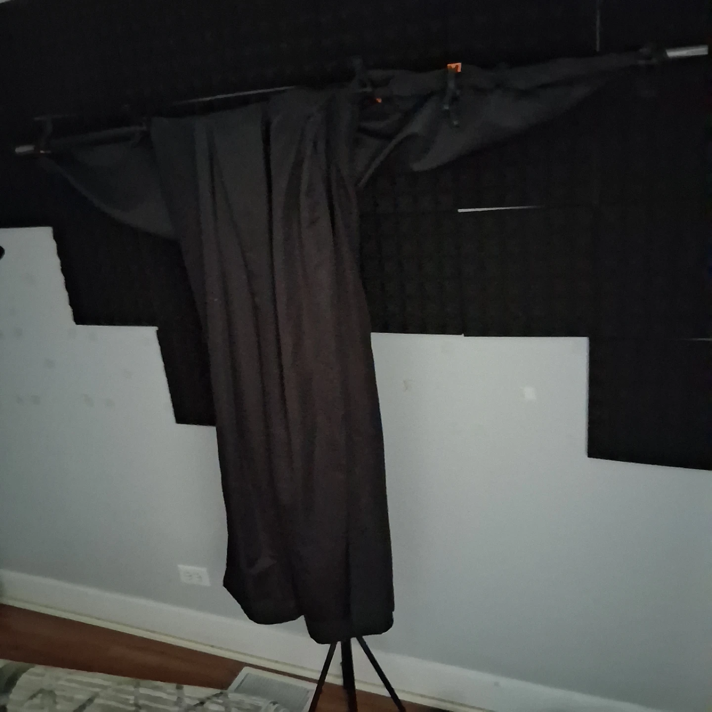 Black screen for photos, videos, or live stream