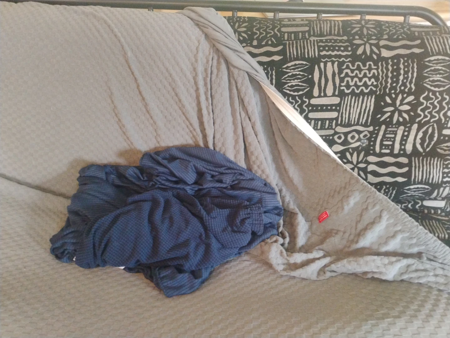 Black metal futon + mattress and 2 covers - photo 3
