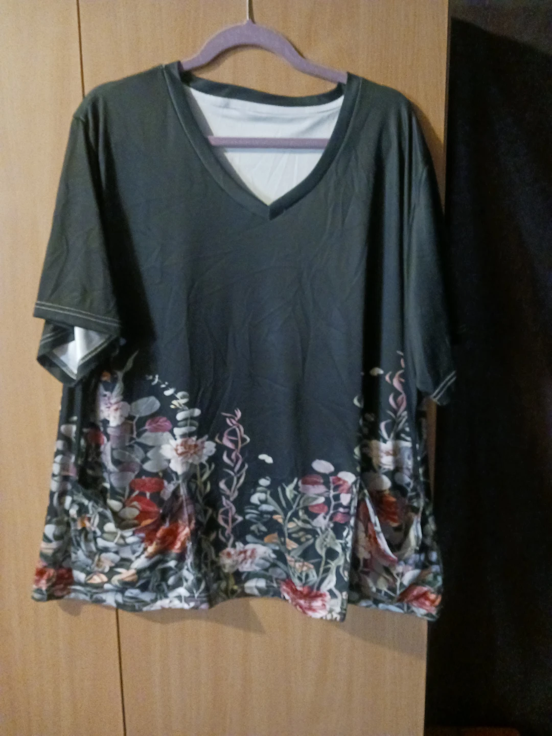 Scrub top, Women's Black Floral V-Neck T-Shirt