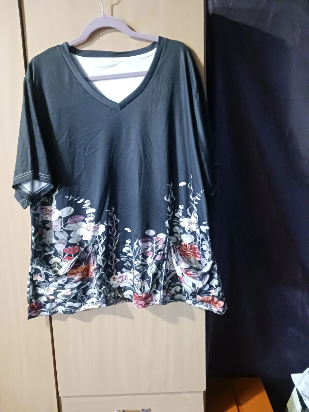 Scrub top, Women's Black Floral V-Neck T-Shirt - photo 2