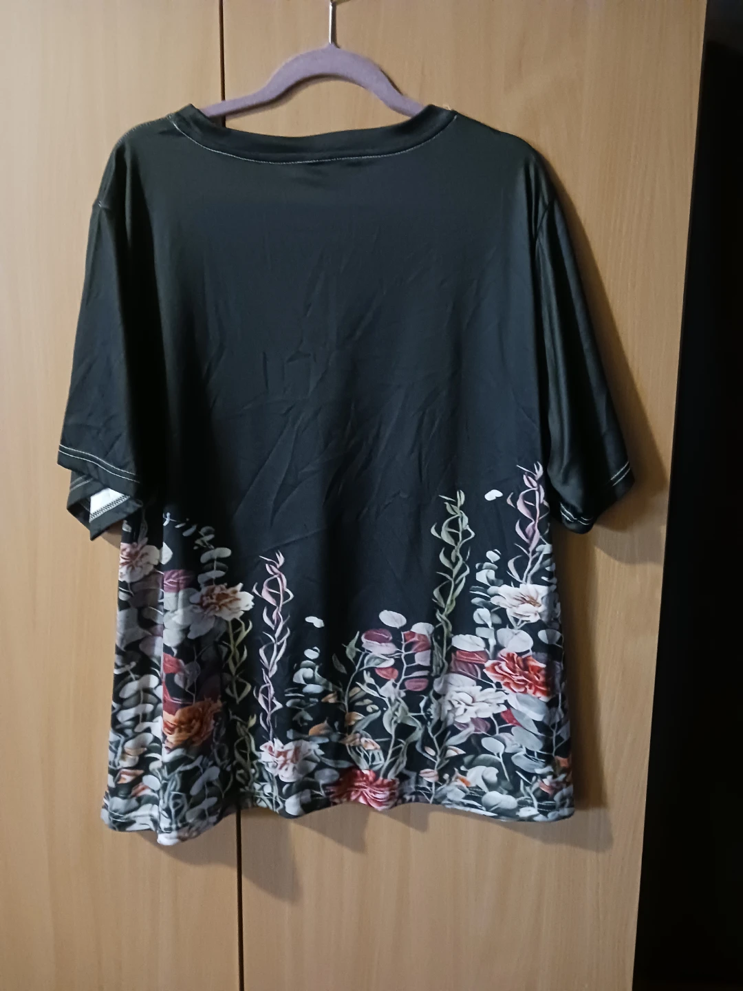 Scrub top, Women's Black Floral V-Neck T-Shirt - photo 3