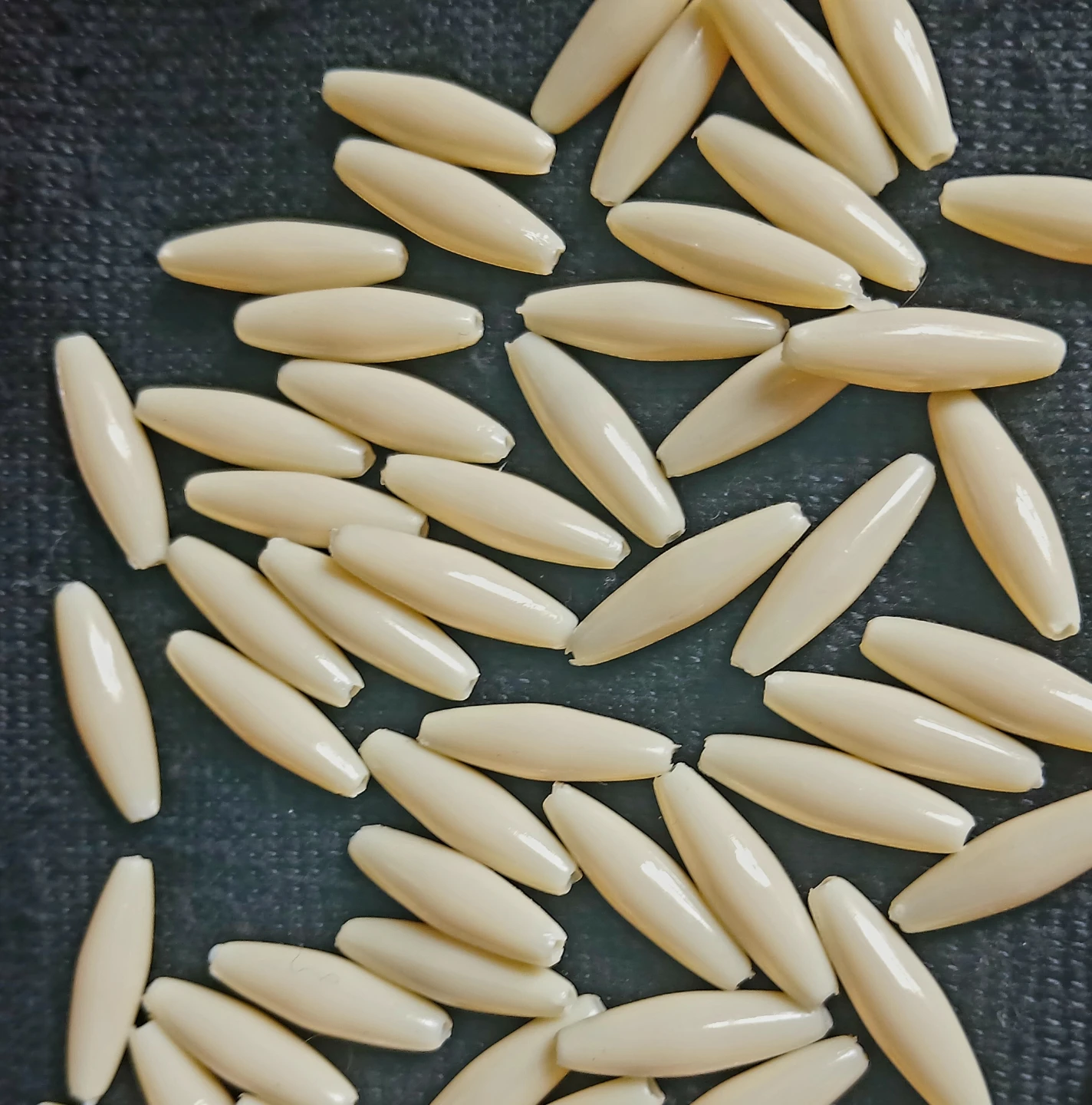 Lot of 50 large Cream (Ivory) Oval plastic Beads - photo 3