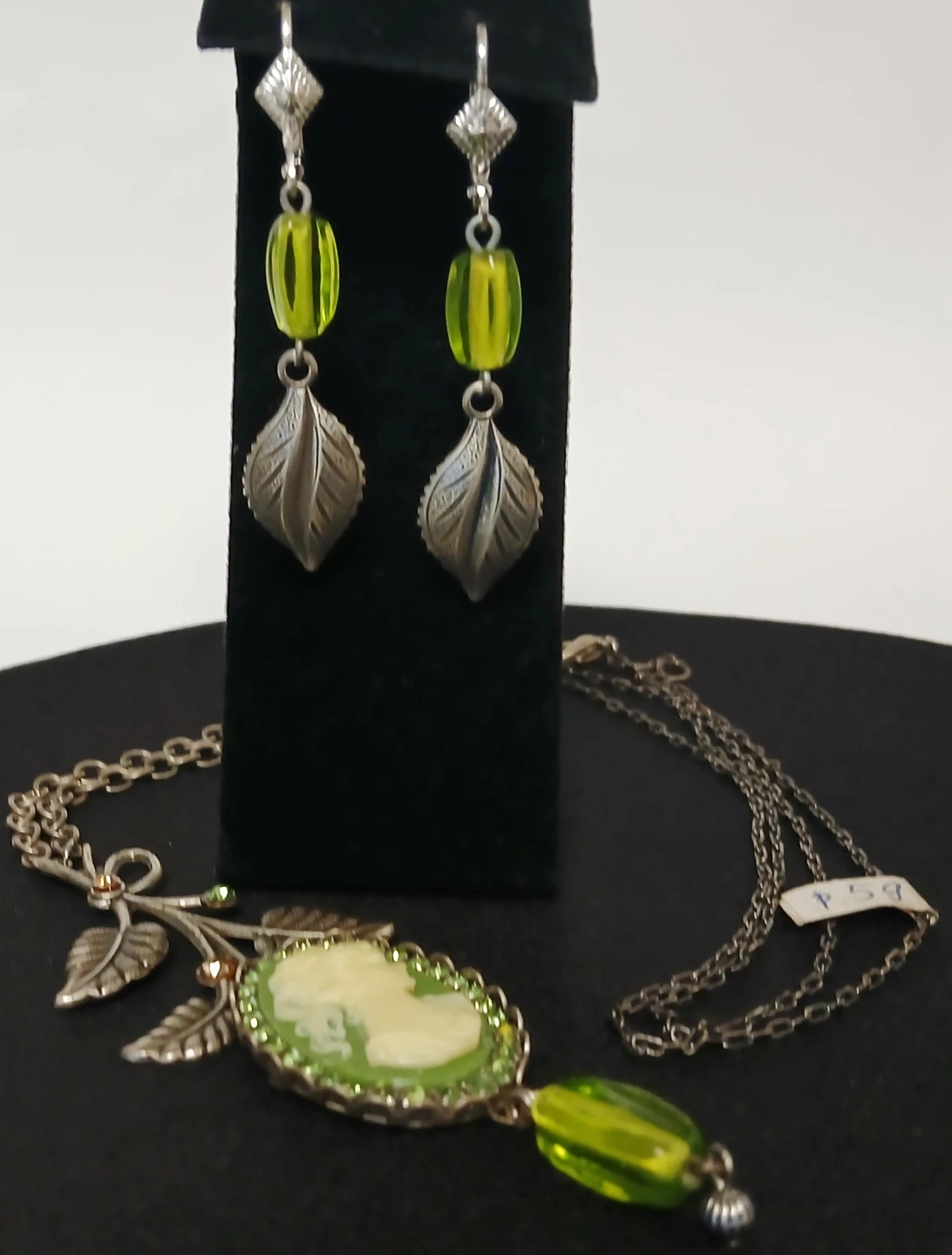 Cameo necklace and earrings set with green beads - photo 3