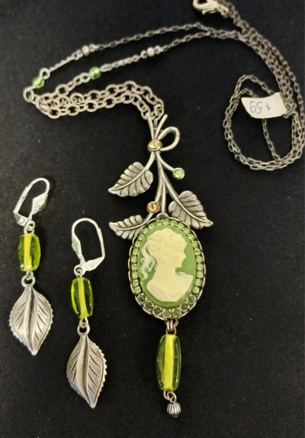 Cameo necklace and earrings set with green beads - photo 4