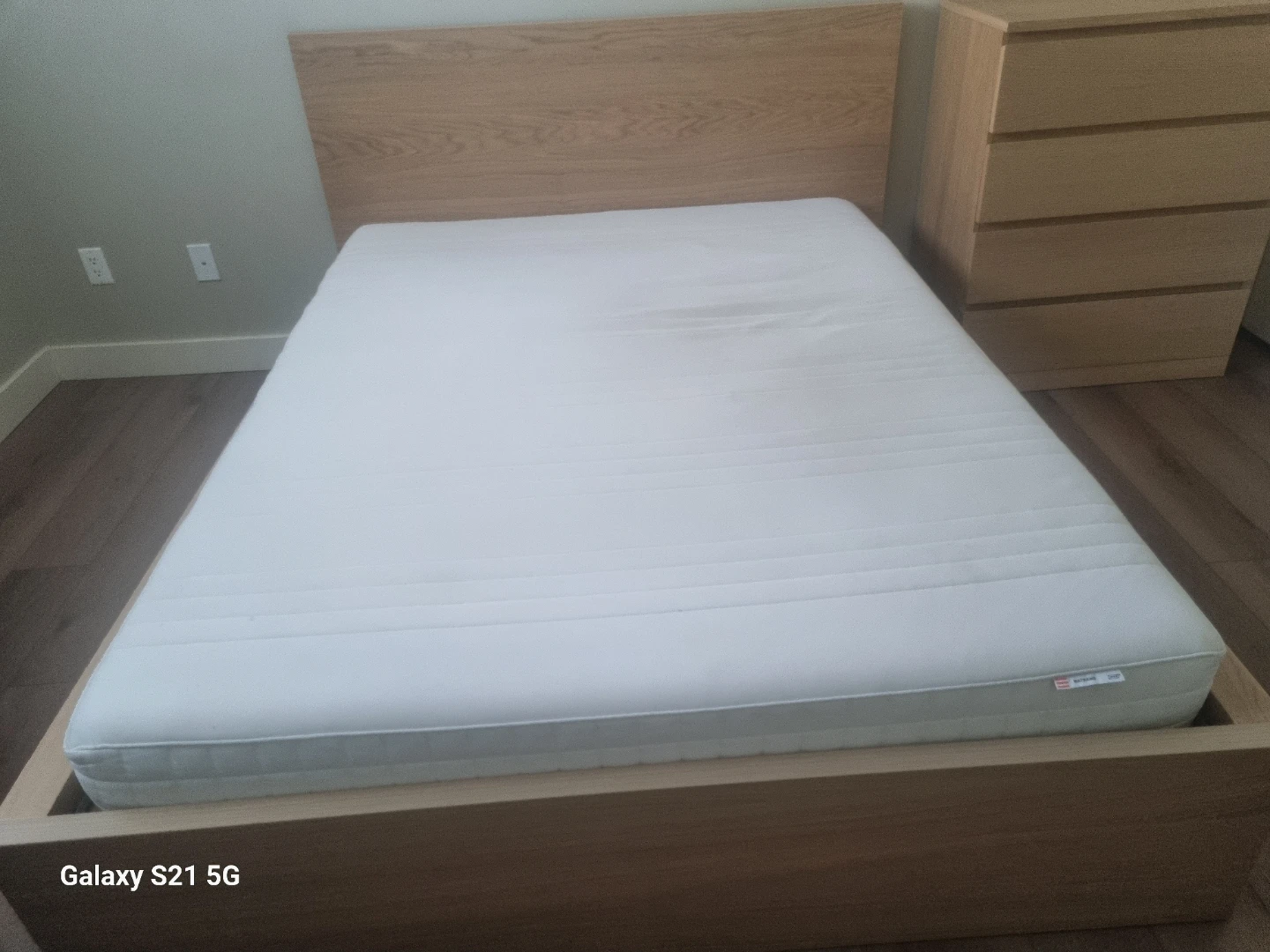Queen Bedroom + dresser + mattress - photo 5