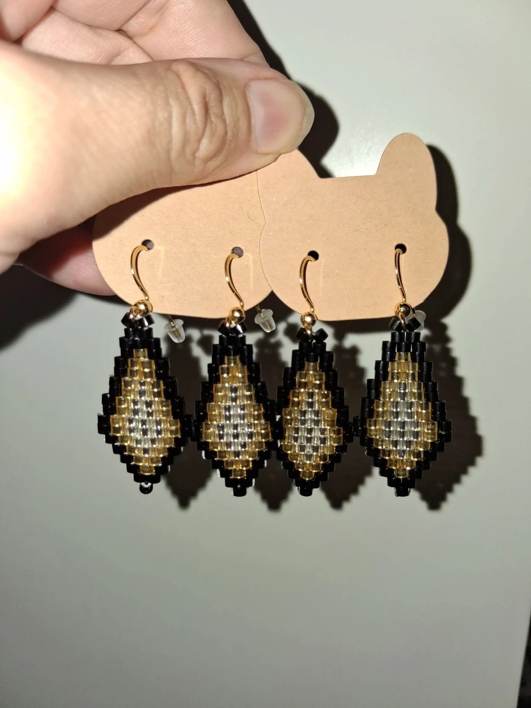 Meet these classic tri-color geometric rhombus earrings! 📐✨