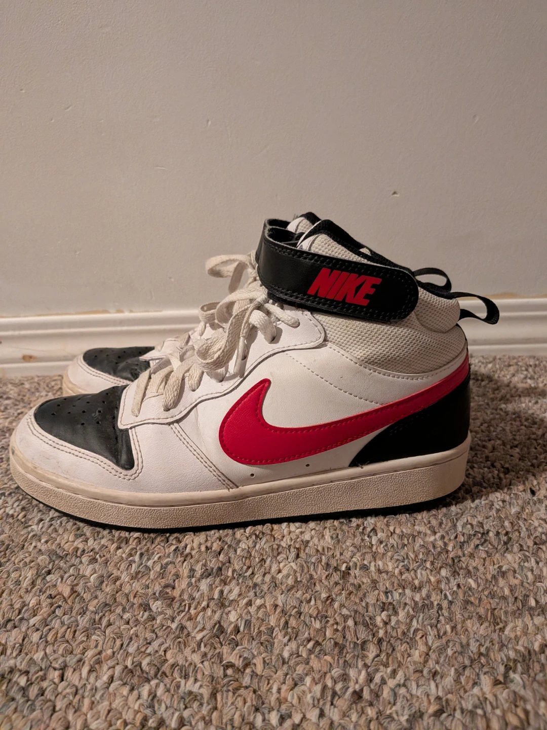 Size 6y Nike shoes - photo 2