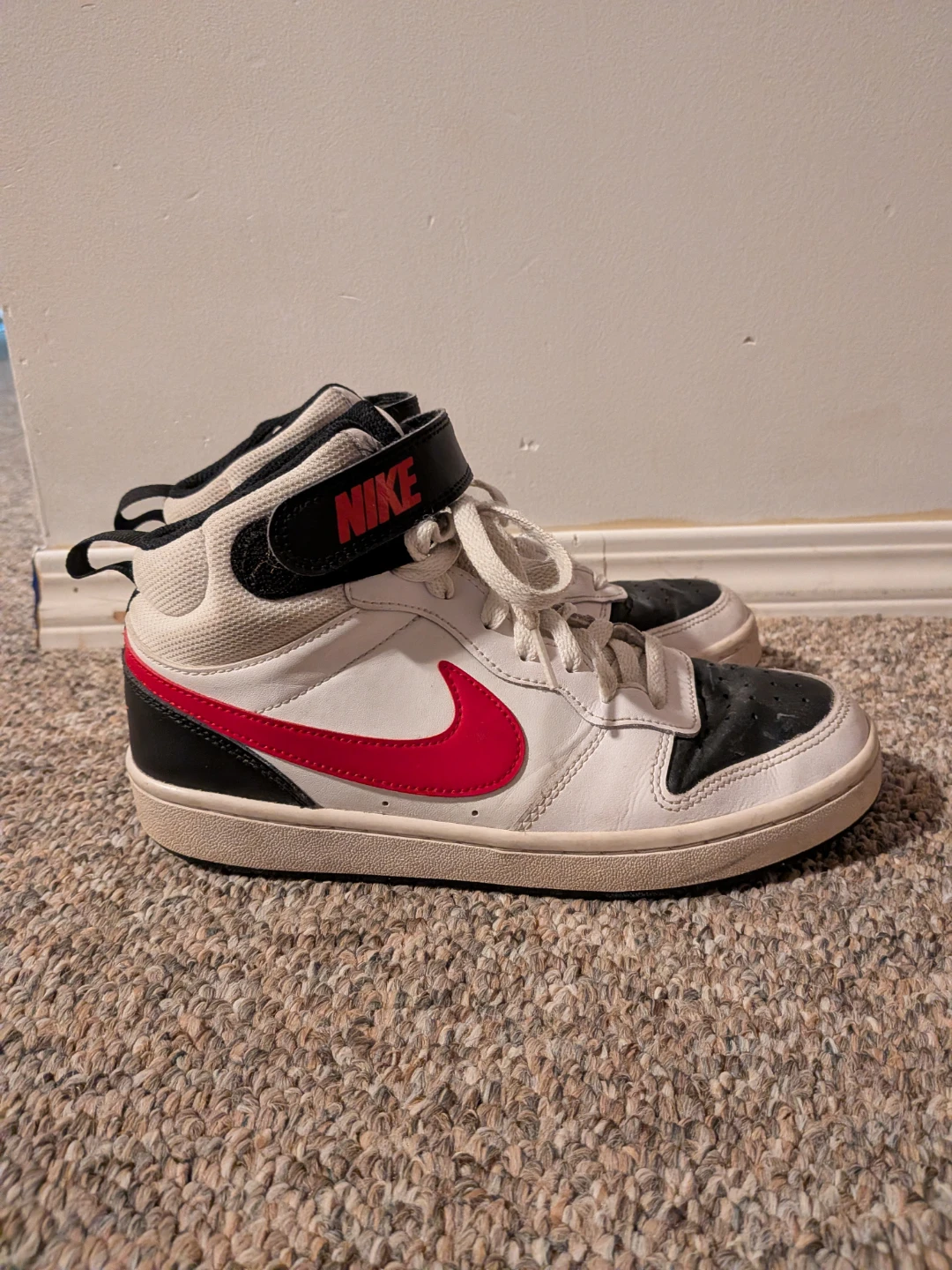 Size 6y Nike shoes - photo 3