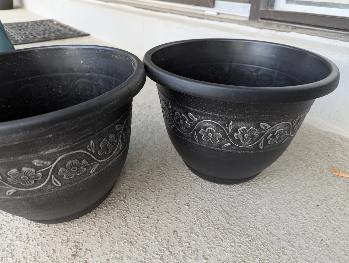 Set of 2 Black Decorative Planters - photo 5