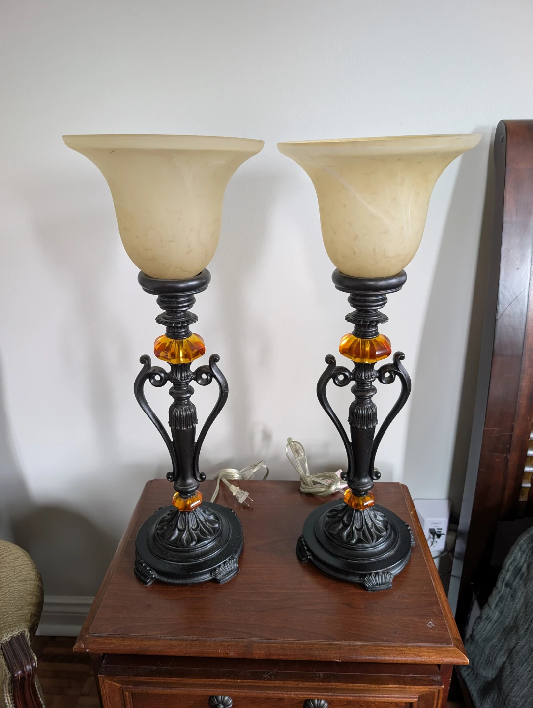 Ornate Table Lamps - Pair of frosted glass table lamps. - photo 2