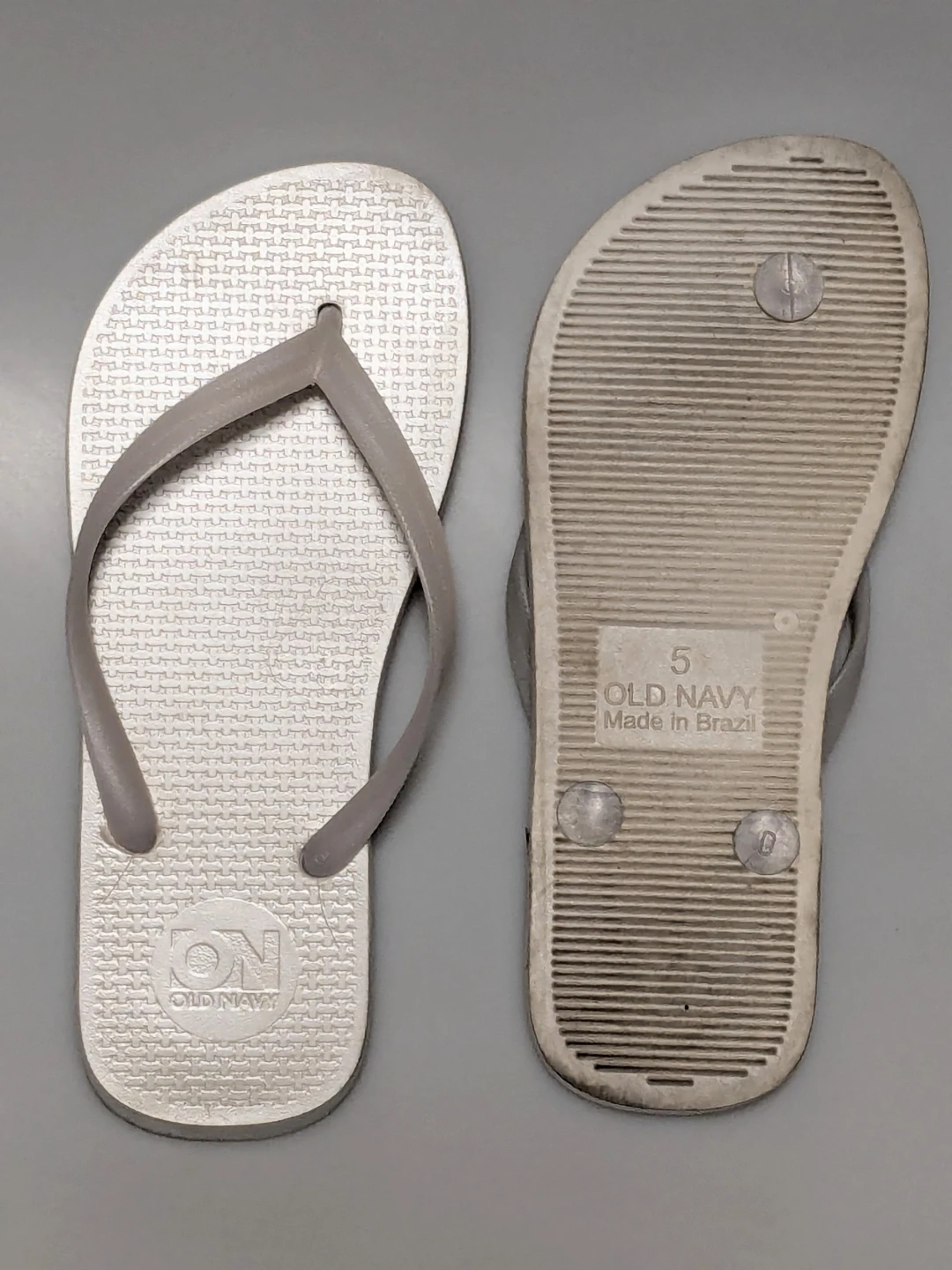 Size 5 pearly white flip flops - photo 2
