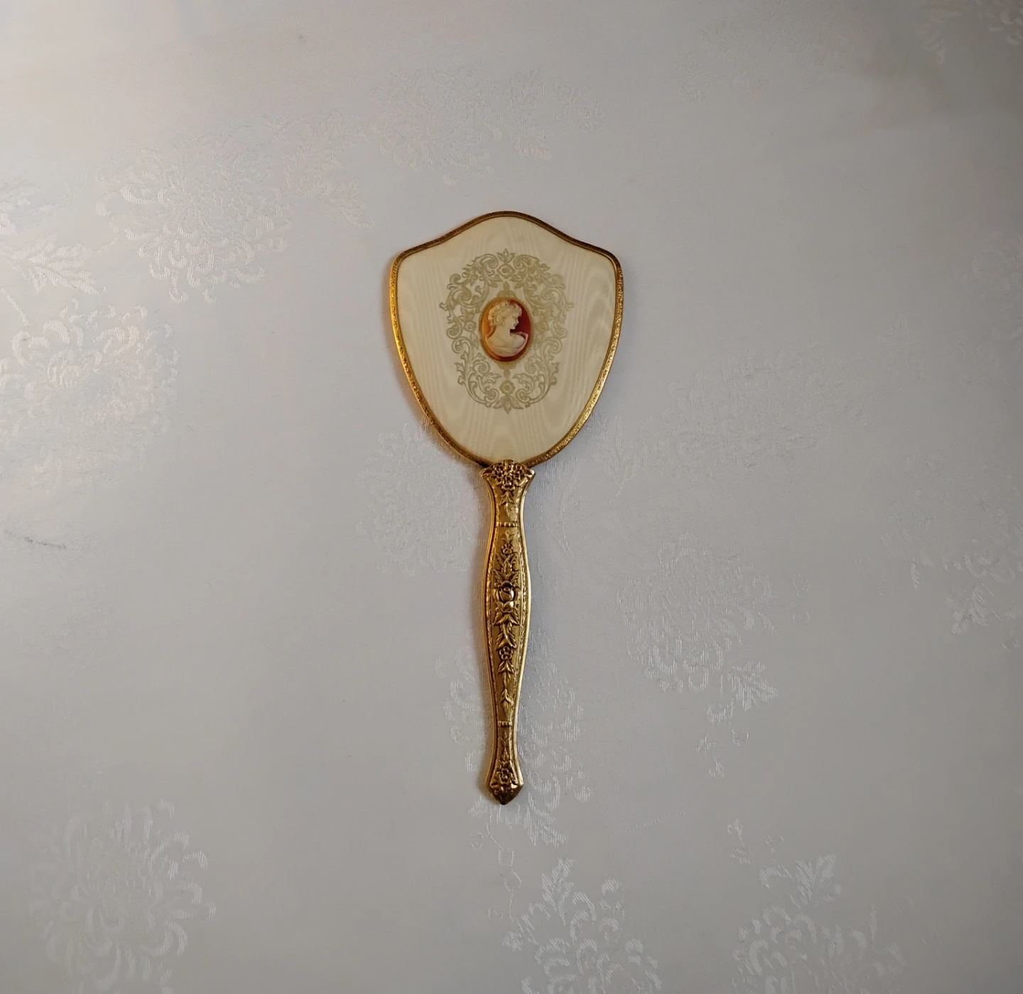 ⚽ Vintage Cameo Hand Held Mirror