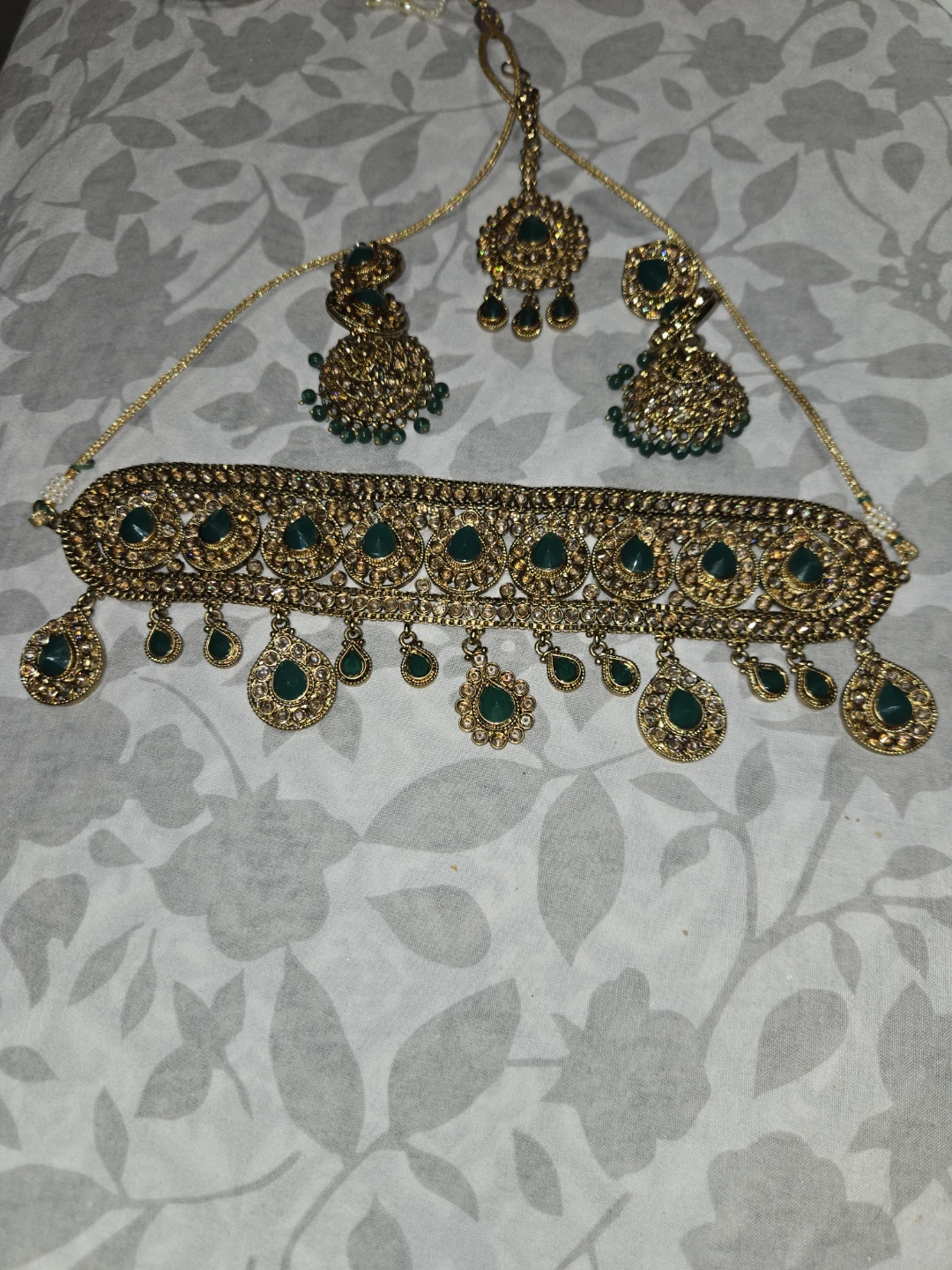 Gold and Emerald Jewellery Set