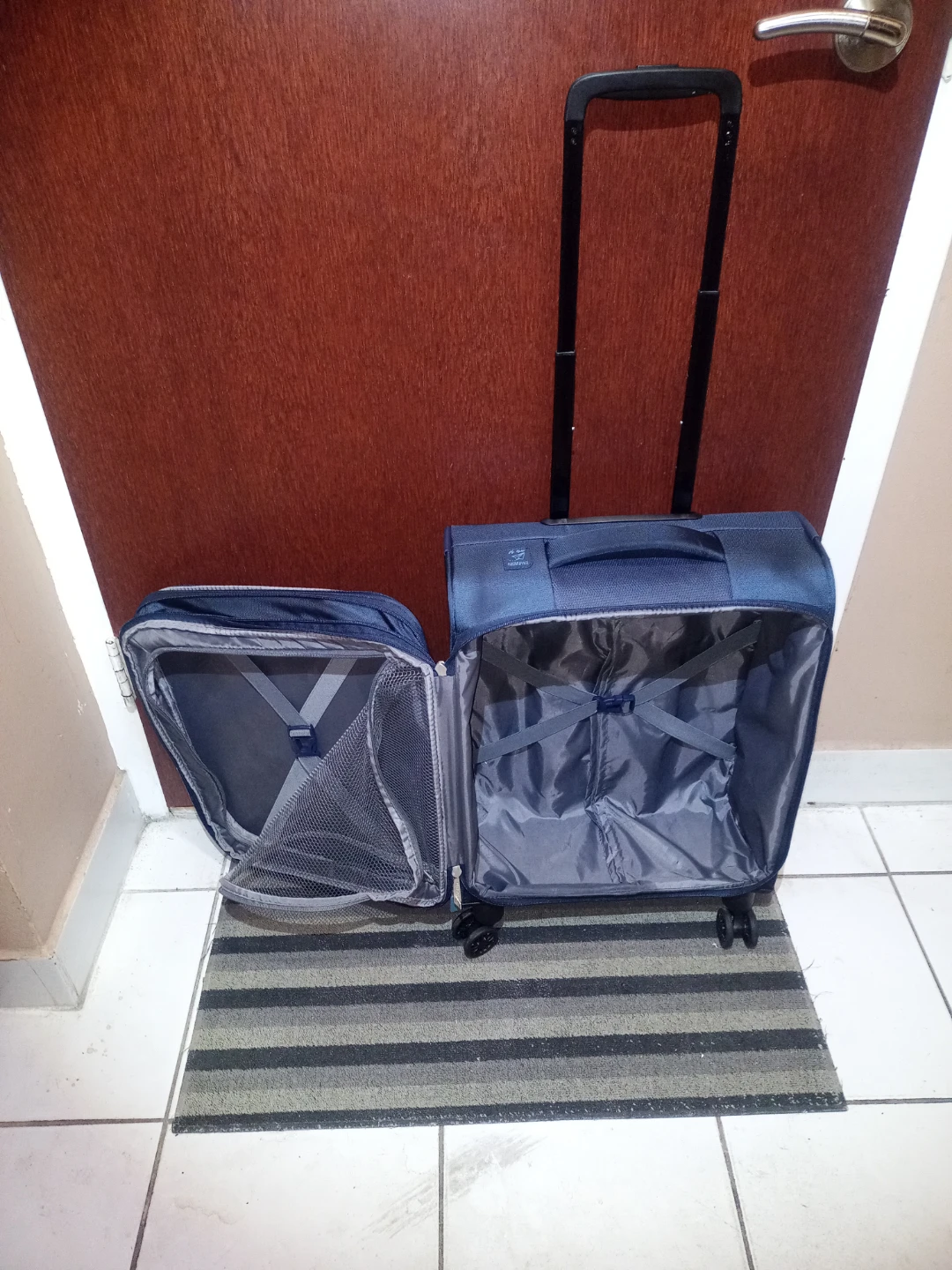 Small Luggage With Swivel Wheels - photo 2