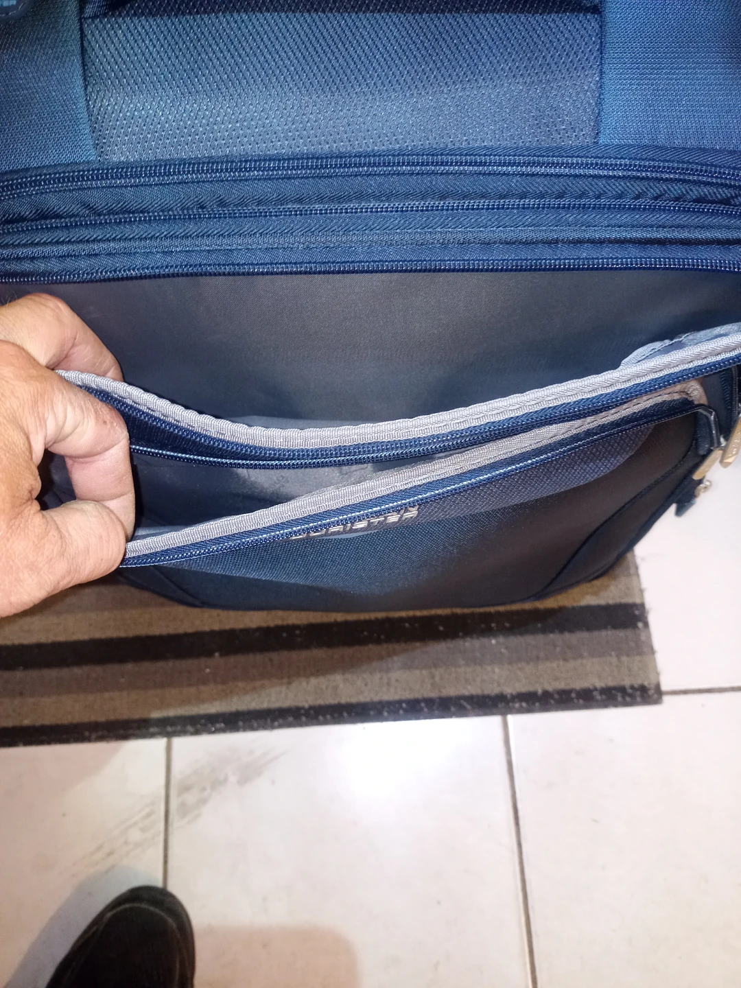 Small Luggage With Swivel Wheels - photo 4