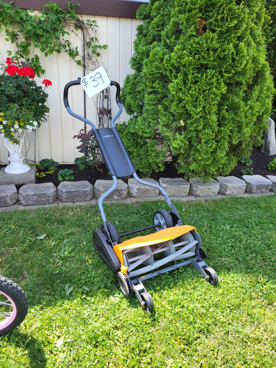 Fiskars Push Mower