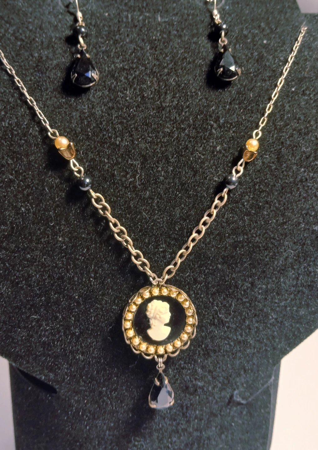 Cameo Necklace and Earring Set - photo 4