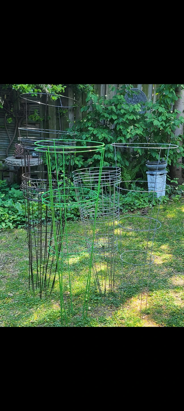 14 Tomato Baskets & Pkg of 4ft Bamboo Stakes - $30! - photo 5