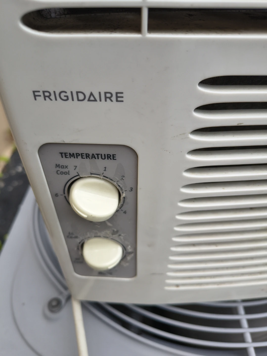 Frigidaire 5000 btu air conditioner - photo 2