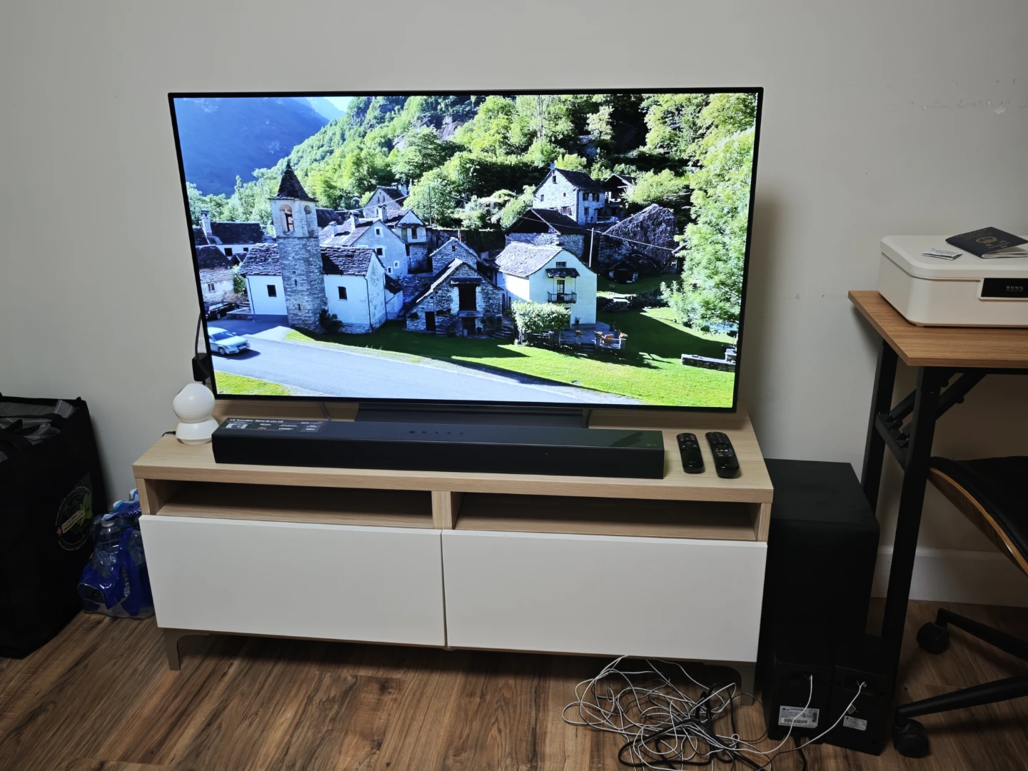 LG 48" OLED C4 Series 4K UHD TV - photo 4
