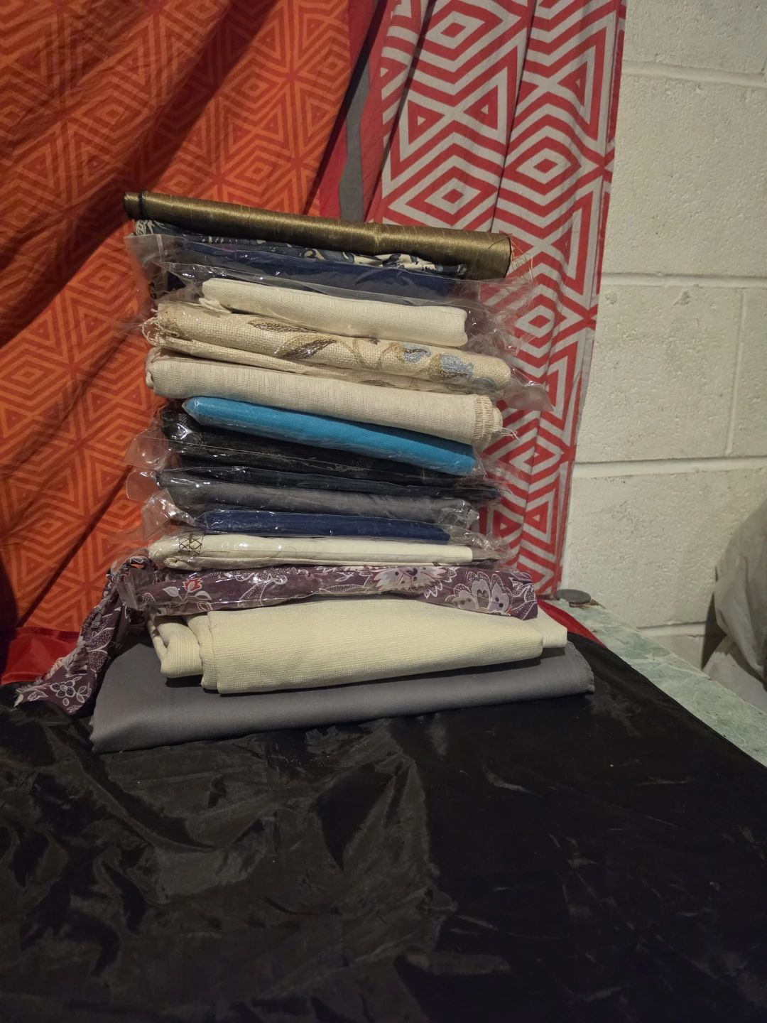 Bundle of fabric scraps - photo 3