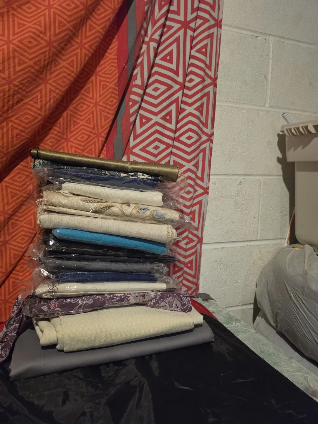 Bundle of fabric scraps - photo 4