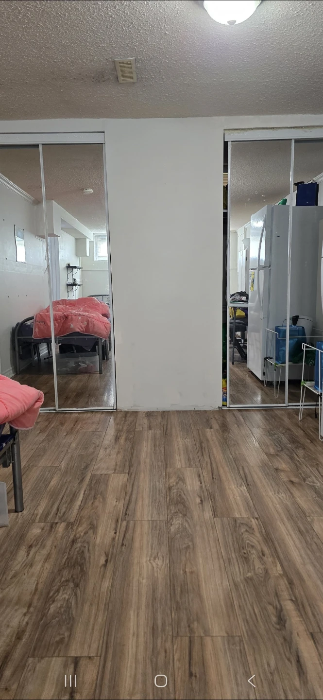 Shared basement room available for rent in Scarborough. - photo 2
