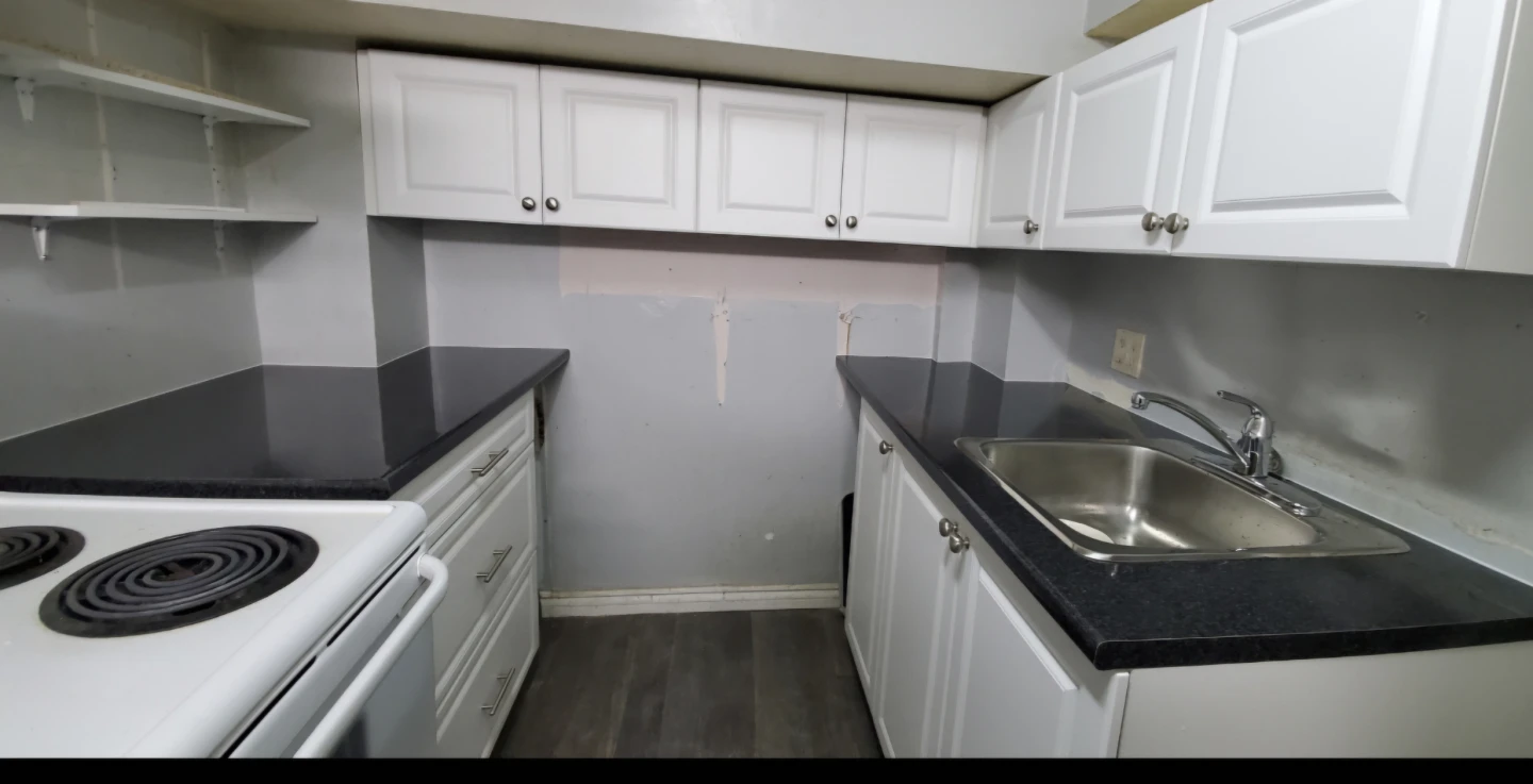 Shared basement room available for rent in Scarborough. - photo 3