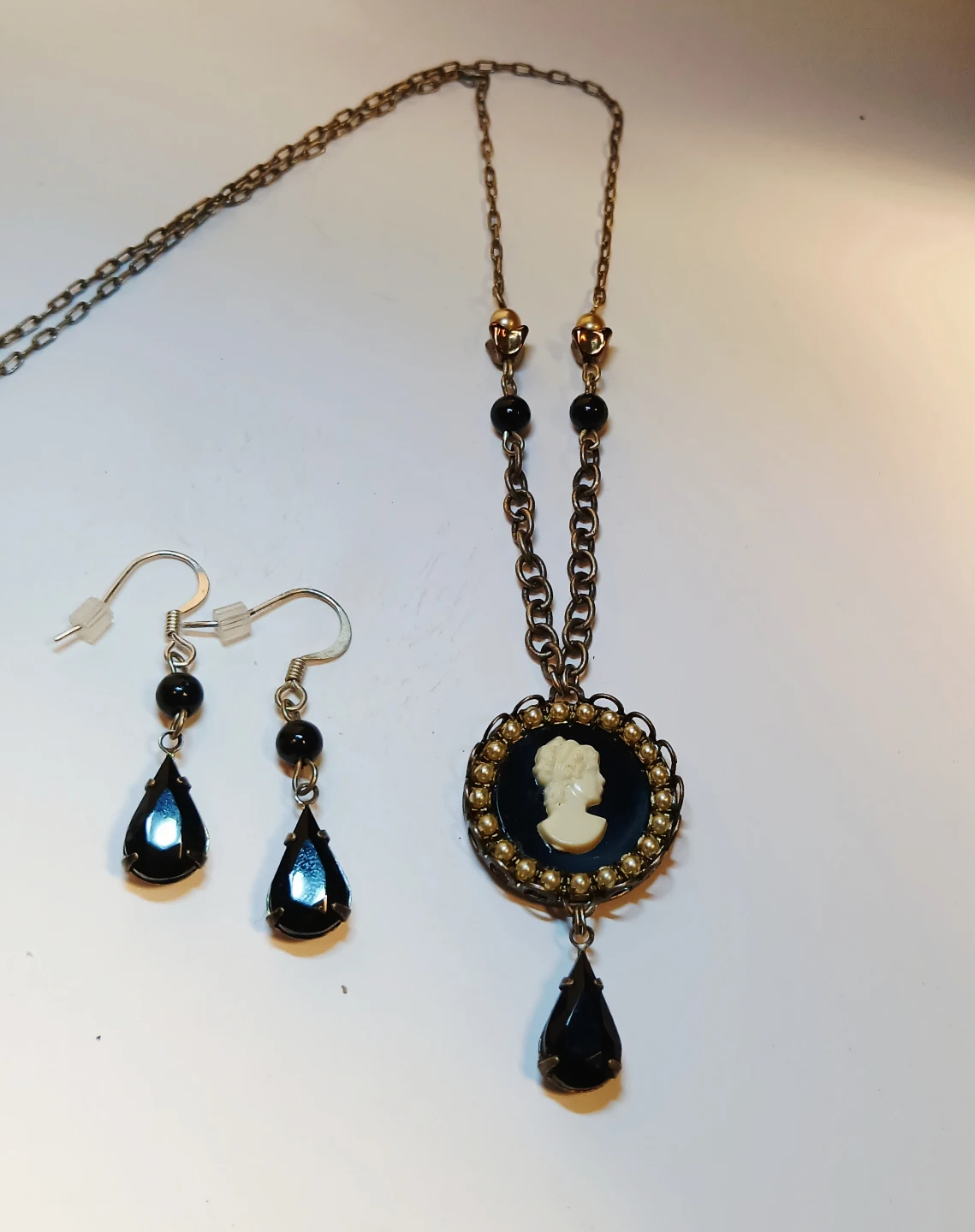 Cameo Necklace and Earring Set - photo 3