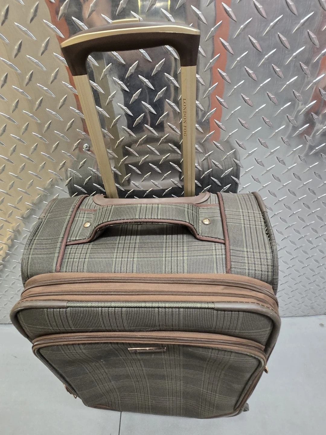 London Fog 21" Devonshire Spinner Carry On Suitcase - photo 4